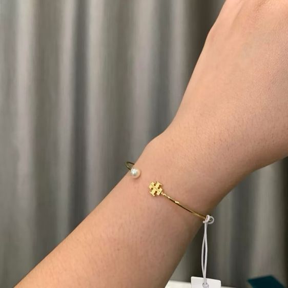 💫กำไลข้อมือ Tory Burch Kira Imitation Pearl Cuff Bracelet รูปที่ 4