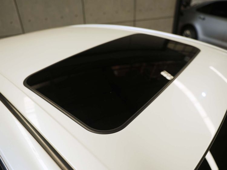 Toyota Camry 2023 2.5 HEV Premium Luxury Sedan ไฮบริด ไม่ติดแก๊ส เกียร์อัตโนมัติ ขาว รูปที่ 3