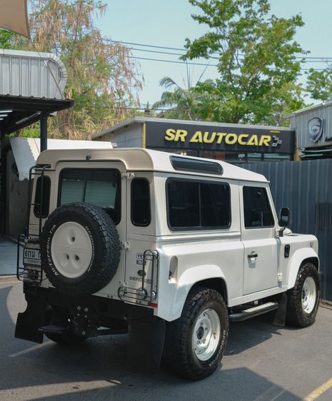 Land Rover Defender 2012 2.2 90 SE 4WD Sedan ดีเซล ไม่ติดแก๊ส เกียร์ธรรมดา ขาว รูปที่ 4