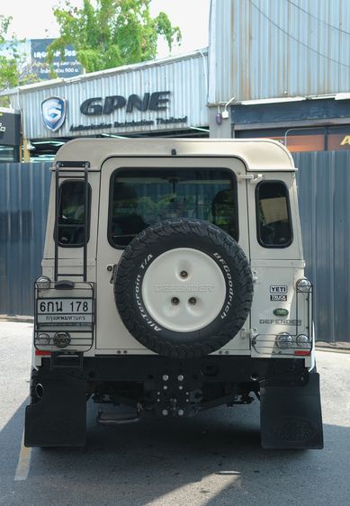 Land Rover Defender 2012 2.2 90 SE 4WD Sedan ดีเซล ไม่ติดแก๊ส เกียร์ธรรมดา ขาว รูปที่ 3