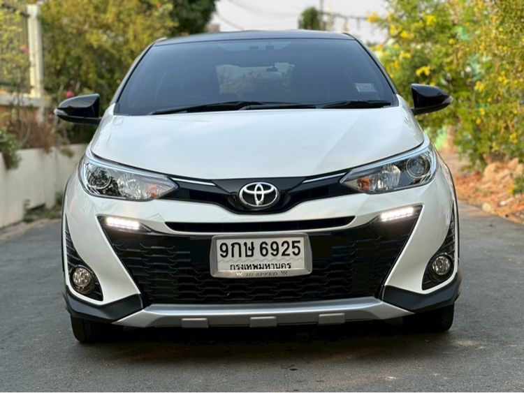 รถ Toyota Yaris 1.2 High Cross สี ขาว