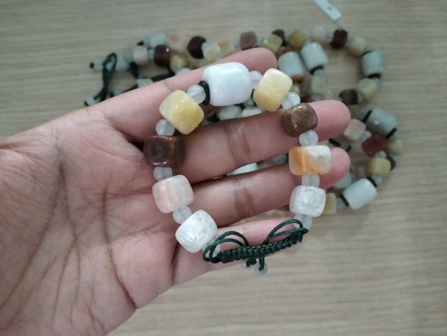 สร้อยข้อมือหยกหลากสี (ฟรี)