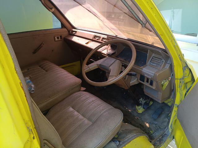 รถ Toyota Hiace 2.5 สี เหลือง