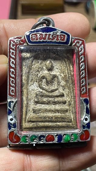 พระสมเด็จเก่ามากตามรูปพร้อมเลี่ยมตลับอย่างดีราคานี้รวมส่งครับเก่ามากส่งจริงตรงรูป