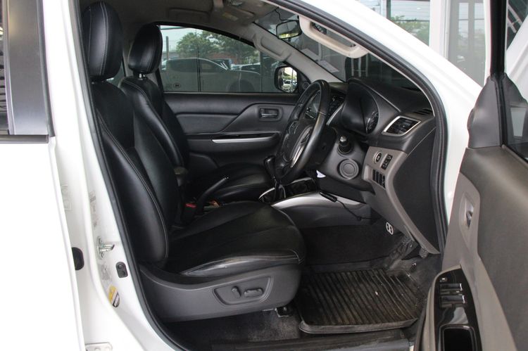 Mitsubishi Triton 2017 2.4 GLS Limited Plus Pickup ดีเซล ไม่ติดแก๊ส เกียร์อัตโนมัติ ขาว รูปที่ 3