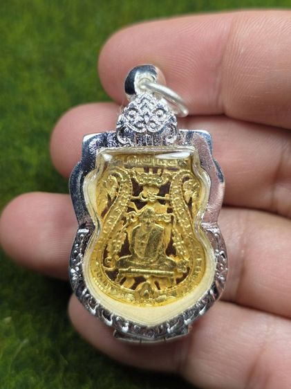 พระเหรียญหลวงปู่กลั่นสีทองเก่าๆ