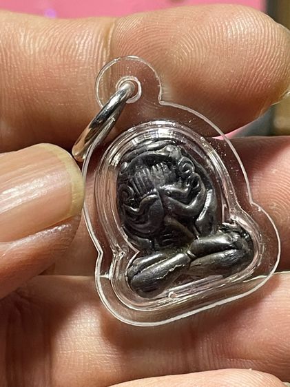 พระปิดตายันต์ตามรูปไม่ทราบที่เนื้อโลหะ พร้อมเลี่ยมกันน้ำอย่างดี สวยมาก รูปที่ 6