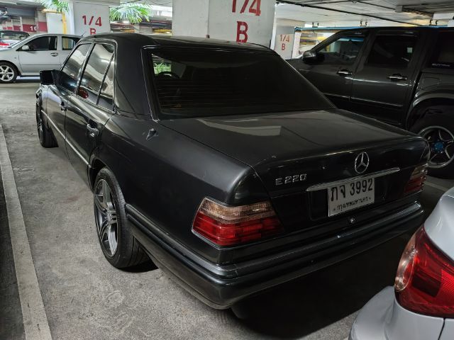 Mercedes-Benz E-Class 1994 E220 Sedan เบนซิน ไม่ติดแก๊ส เกียร์อัตโนมัติ ดำ รูปที่ 2