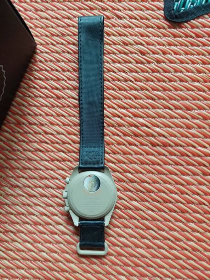 swatch x omega หน้าปัดมีรอยตำแหน่ง 9 น. รูปที่ 3