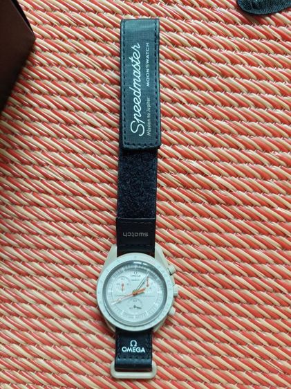 swatch x omega หน้าปัดมีรอยตำแหน่ง 9 น. รูปที่ 2