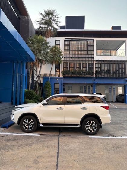รถ Toyota Fortuner 2.4 V 4WD สี ขาว