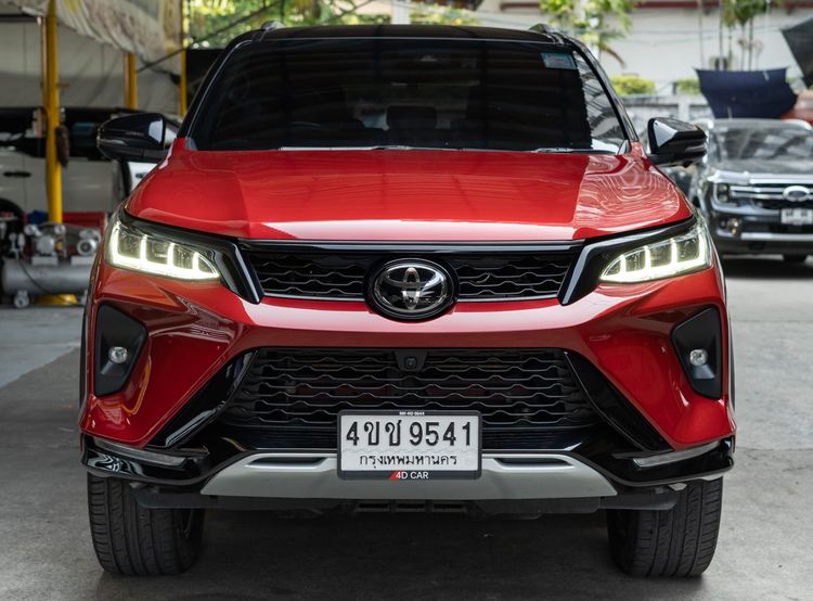 รถ Toyota Fortuner 2.8 Legender Black Top สี แดง