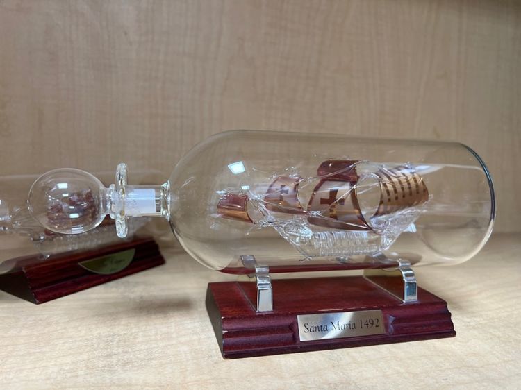งานแกะสลัก Model เรือในขวดแก้ว 2 ลำ