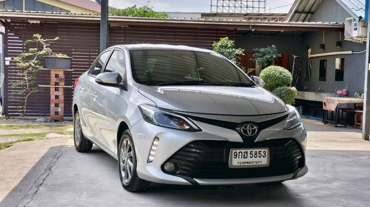 รถ Toyota Vios 1.5 Mid สี บรอนซ์เงิน