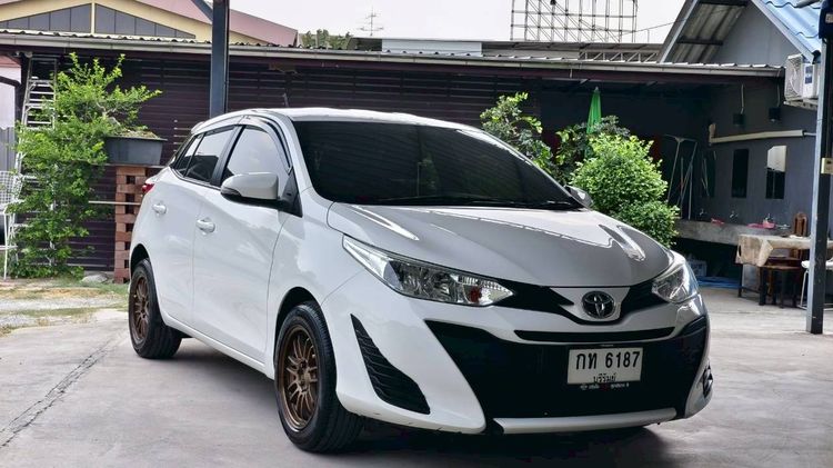รถ Toyota Yaris 1.2 E สี ขาว