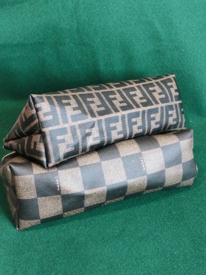 ขอขายกระเป๋าเครื่องสำอางของ แบรนด์ Fendi รุ่นยอดนิยมวินเทจแท้ made in Italy ขนาด 11x 7นิ้ว.โดยประมาณ.สภาพยังดีไม่มีฉีดขาดและชำรุดสมบูรณ์  รูปที่ 13