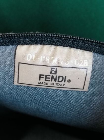 ขอขายกระเป๋าเครื่องสำอางของ แบรนด์ Fendi รุ่นยอดนิยมวินเทจแท้ made in Italy ขนาด 11x 7นิ้ว.โดยประมาณ.สภาพยังดีไม่มีฉีดขาดและชำรุดสมบูรณ์  รูปที่ 8