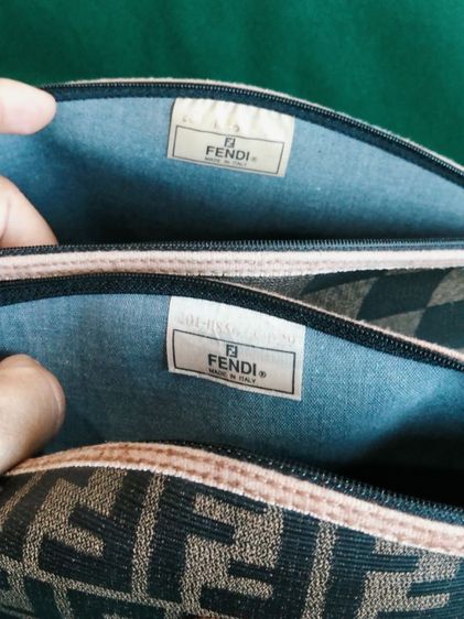 ขอขายกระเป๋าเครื่องสำอางของ แบรนด์ Fendi รุ่นยอดนิยมวินเทจแท้ made in Italy ขนาด 11x 7นิ้ว.โดยประมาณ.สภาพยังดีไม่มีฉีดขาดและชำรุดสมบูรณ์  รูปที่ 12