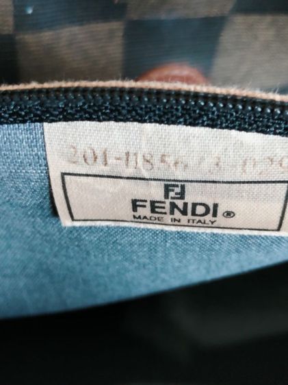 ขอขายกระเป๋าเครื่องสำอางของ แบรนด์ Fendi รุ่นยอดนิยมวินเทจแท้ made in Italy ขนาด 11x 7นิ้ว.โดยประมาณ.สภาพยังดีไม่มีฉีดขาดและชำรุดสมบูรณ์  รูปที่ 5