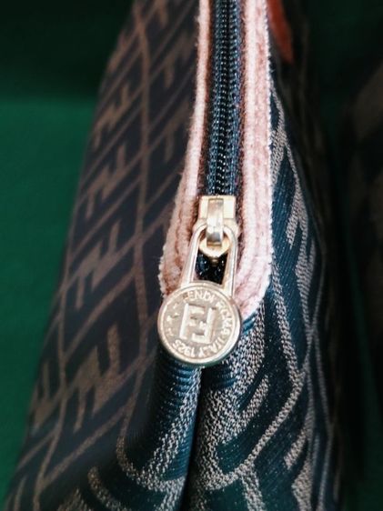 ขอขายกระเป๋าเครื่องสำอางของ แบรนด์ Fendi รุ่นยอดนิยมวินเทจแท้ made in Italy ขนาด 11x 7นิ้ว.โดยประมาณ.สภาพยังดีไม่มีฉีดขาดและชำรุดสมบูรณ์  รูปที่ 9