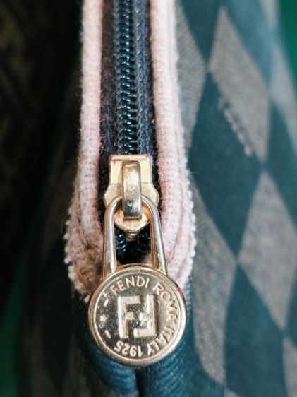 ขอขายกระเป๋าเครื่องสำอางของ แบรนด์ Fendi รุ่นยอดนิยมวินเทจแท้ made in Italy ขนาด 11x 7นิ้ว.โดยประมาณ.สภาพยังดีไม่มีฉีดขาดและชำรุดสมบูรณ์  รูปที่ 10