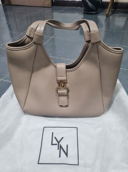 กระเป๋า LYN