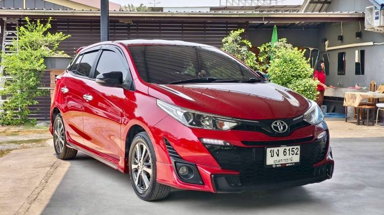 รถ Toyota Yaris 1.2 Sport Premium สี แดง