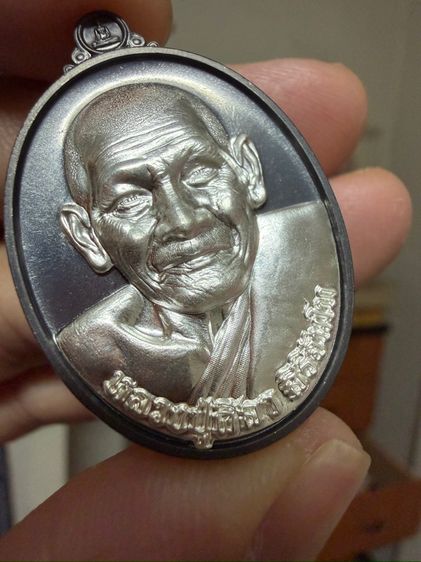 เหรียญปลดหนี้ หลวงปู่ศิลา  ไหว้ครู 69นวะหน้ากากเงิu เลข.310  รูปที่ 2