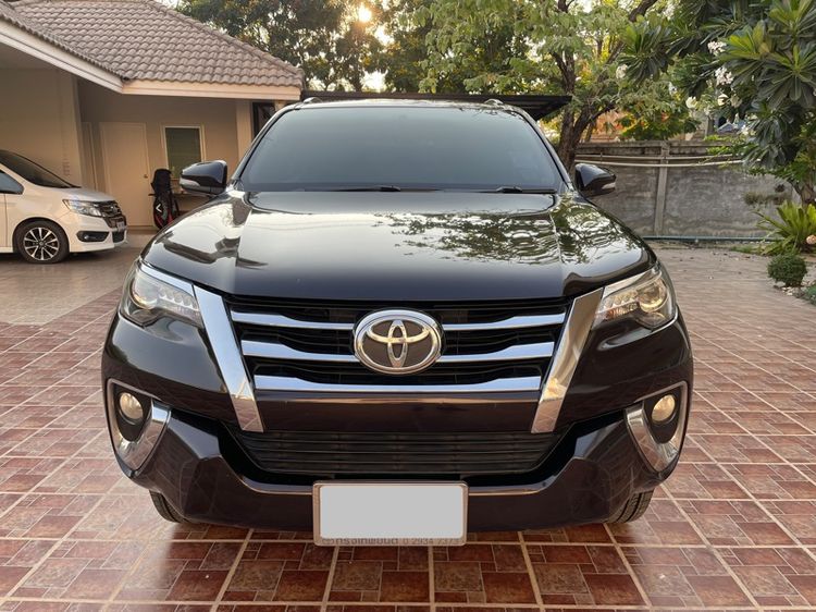 รถ Toyota Fortuner 2.4 V สี น้ำตาล