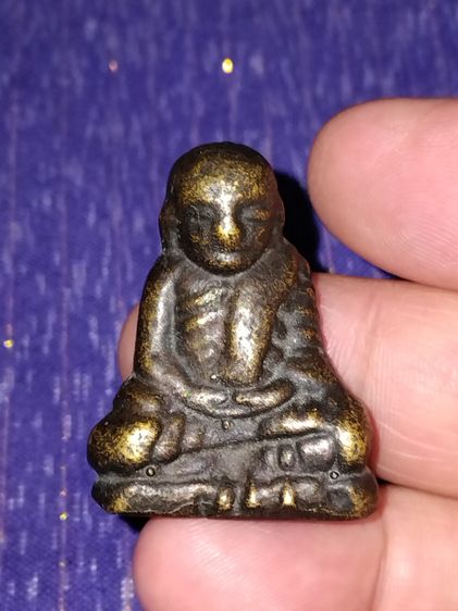 หลวงพ่อเงิน กรุวัดท่ามะไฟ พิมพ์กลาง จ.พิจิตร ประมาณปี 2460 เนื้อทองเหลืองเก่า ของแท้เนื้อจะดูเก่า ซึ้งตา และมีธรรมชาติของคราบเบ้า อย่างชัดเจ