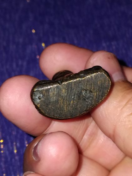 หลวงพ่อเงิน กรุวัดท่ามะไฟ พิมพ์กลาง จ.พิจิตร ประมาณปี 2460 เนื้อทองเหลืองเก่า ของแท้เนื้อจะดูเก่า ซึ้งตา และมีธรรมชาติของคราบเบ้า อย่างชัดเจ รูปที่ 5