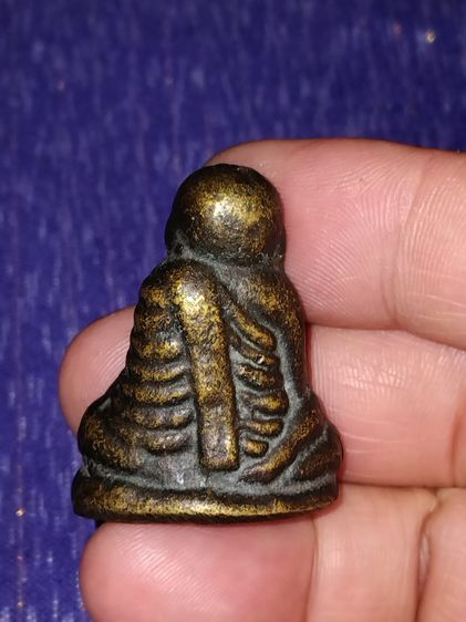 หลวงพ่อเงิน กรุวัดท่ามะไฟ พิมพ์กลาง จ.พิจิตร ประมาณปี 2460 เนื้อทองเหลืองเก่า ของแท้เนื้อจะดูเก่า ซึ้งตา และมีธรรมชาติของคราบเบ้า อย่างชัดเจ รูปที่ 2