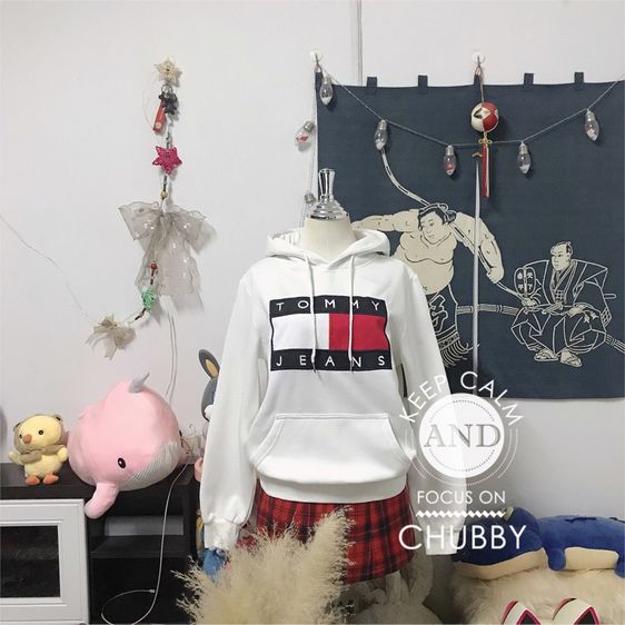 เสื้อยืดสีขาวทอมมี่ยีนส์ ใส่ได้ทั้งหญิงและชาย Tommy Jeans – Hoodie mit metallisch Logo Unisex