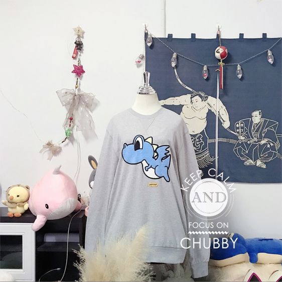เสื้อยืดสเวตเตอร์สีเทาปักมังกรฟ้า ใส่ได้ทั้งหญิงและชาย Pancoat Baby Dragon Towel Crewneck sweatshirt Unisex