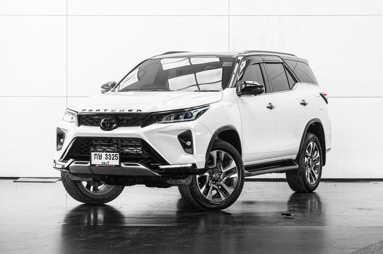รถ Toyota Fortuner 2.4 Legender Black Top สี ขาว
