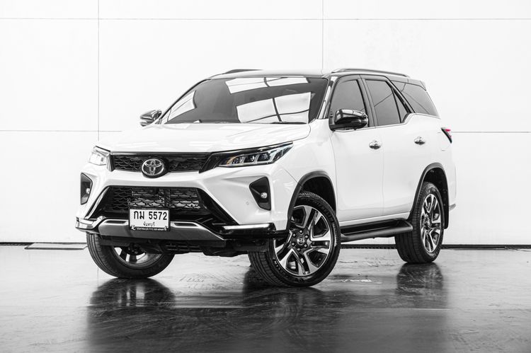 รถ Toyota Fortuner 2.4 Legender Black Top 4WD สี ขาว