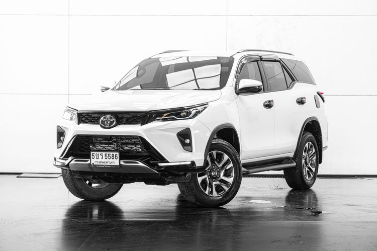 รถ Toyota Fortuner 2.4 Leader G สี ขาว