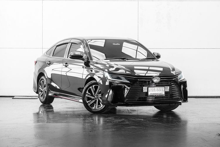 Toyota Yaris ATIV 2024 1.2 Premium Luxury Sedan เบนซิน ไม่ติดแก๊ส เกียร์อัตโนมัติ ดำ รูปที่ 2