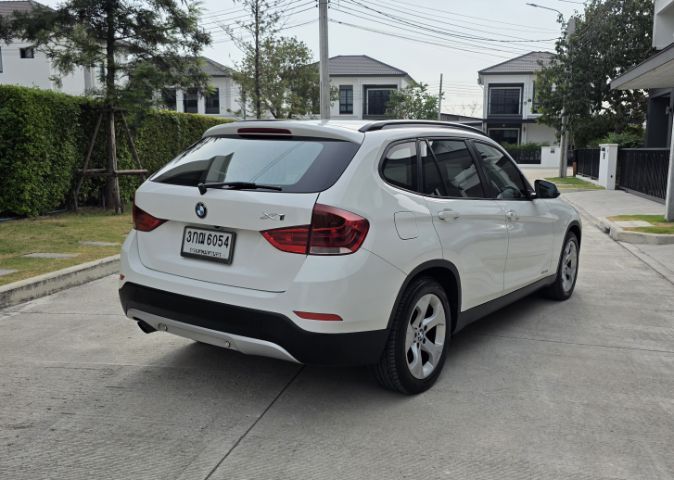 BMW X1 2014 2.0 sDrive18i Utility-car เบนซิน ไม่ติดแก๊ส เกียร์อัตโนมัติ ขาว รูปที่ 4