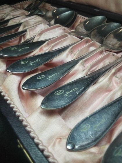 ขายชุดช้อนเงินเก่า งานวินเทจ พร้อมกล่องเดิมครบชุด

หยดกรดลงบนชิ้นงานยังขึ้นนม รูปที่ 4