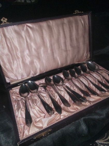 เครื่องเงินเก่า ขายชุดช้อนเงินเก่า งานวินเทจ พร้อมกล่องเดิมครบชุด

หยดกรดลงบนชิ้นงานยังขึ้นนม