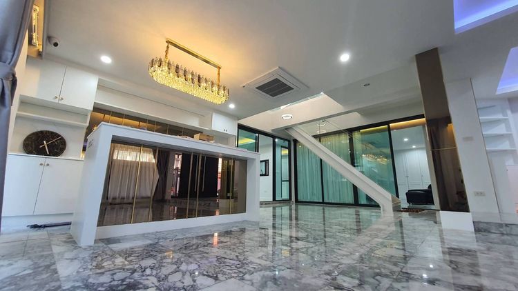 มีบางส่วน ให้เช่าบ้านเดี่ยว 2 ชั้น 5 ห้องนอน ซอยรัชดา 36 โชคชัย 4 ตกแต่งสไตล์Modern รูปที่ 4