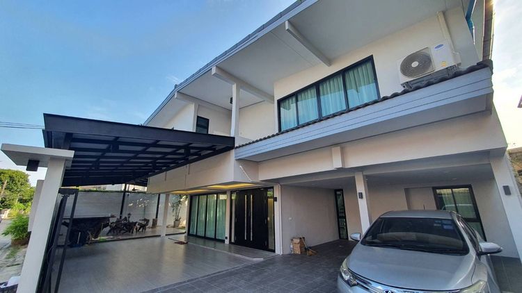 มีบางส่วน ให้เช่าบ้านเดี่ยว 2 ชั้น 5 ห้องนอน ซอยรัชดา 36 โชคชัย 4 ตกแต่งสไตล์Modern