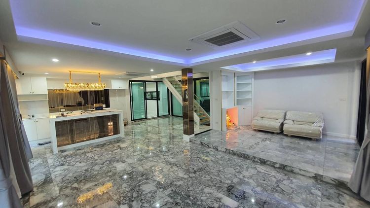 มีบางส่วน ให้เช่าบ้านเดี่ยว 2 ชั้น 5 ห้องนอน ซอยรัชดา 36 โชคชัย 4 ตกแต่งสไตล์Modern รูปที่ 3