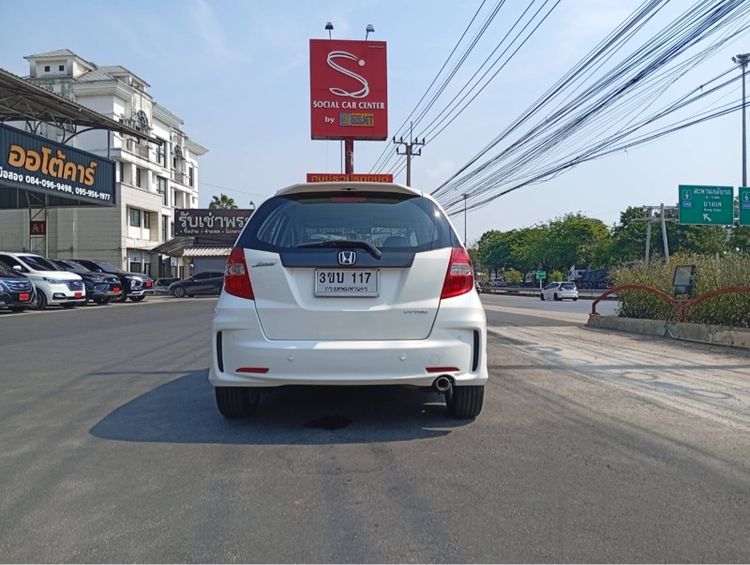 Honda Jazz 2011 1.5 SV i-VTEC Sedan เบนซิน ไม่ติดแก๊ส เกียร์อัตโนมัติ ขาว รูปที่ 4