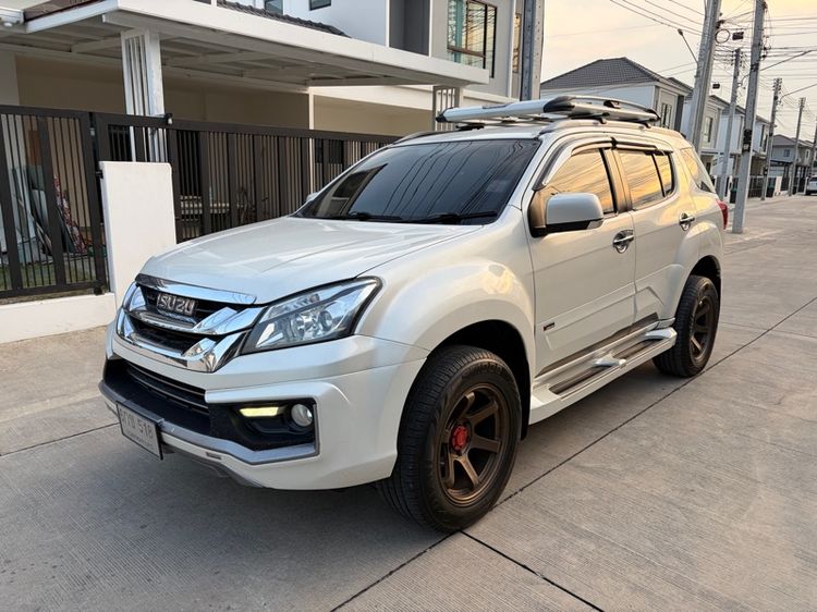 รถ Isuzu MU-X 3.0 สี ขาว