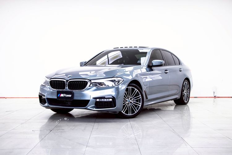 รถ BMW Series 5 530e สี เทา