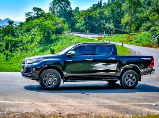 รถ Toyota Hilux Revo Double Cab 2.4 Entry Prerunner สี ดำ