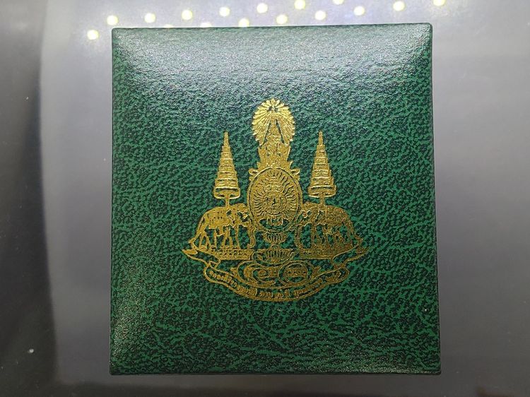 พระกริ่งพระพุทธโสธร ภปร. รุ่นย้อนยุค สร้างพระอุโบสถ พ.ศ. 2539 เนื้อเงิน พิมพ์ใหญ่ พร้อมกล่องเดิม ใบเซอร์ รูปที่ 9
