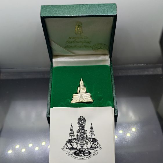 พระกริ่งพระพุทธโสธร ภปร. รุ่นย้อนยุค สร้างพระอุโบสถ พ.ศ. 2539 เนื้อเงิน พิมพ์ใหญ่ พร้อมกล่องเดิม ใบเซอร์